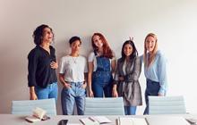 Visuel de 5 personnes debout au bureau